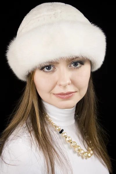 Bílé kožešinové čepici a dívka — Stock fotografie