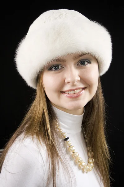 Bílé kožešinové čepici a dívka — Stock fotografie