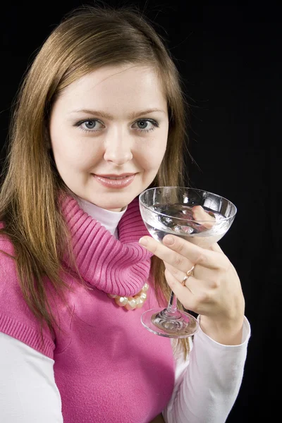 Mulher bebe água . — Fotografia de Stock