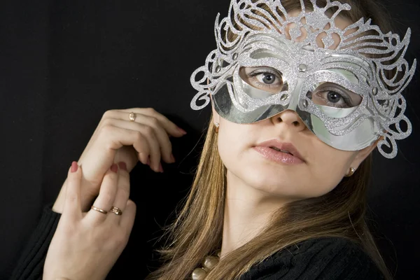 De mooie vrouw met een masker in het gezicht van — Stockfoto