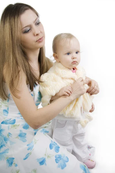 Vorsichtige Mutter kleidet die Tochter ein — Stockfoto