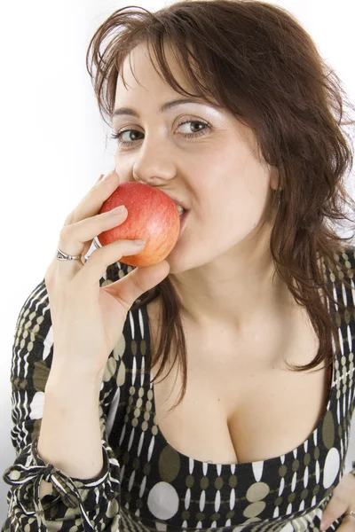 Güzel bir genç kadın elma yiyor. — Stok fotoğraf