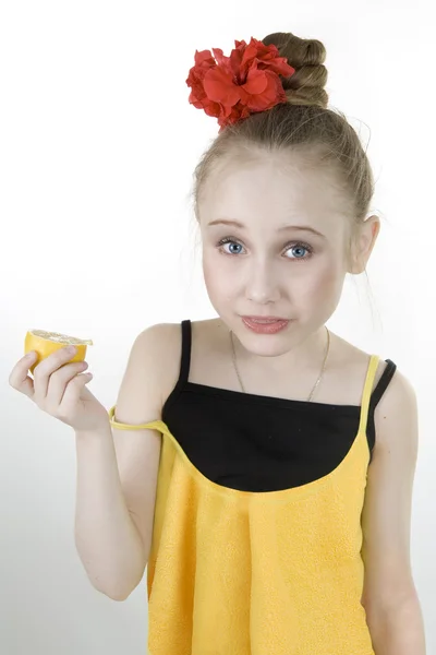 女の子はレモンを食べる — ストック写真