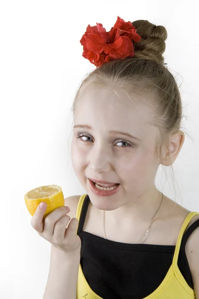Tjej äter en citron — Stockfoto