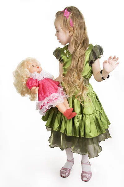 Flickan spelar med en docka — Stockfoto