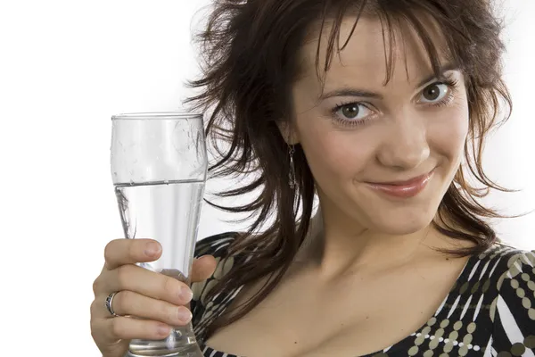 Junge Frau mit braunem Haar hält Glas vor weißem Hintergrund — Stockfoto