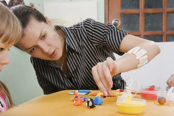年轻的创新型教师模具从粘土玩具 — 图库照片