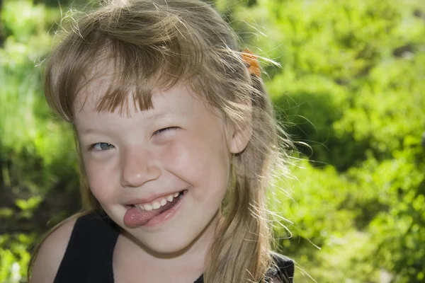 Niña sobresaliendo de la lengua . — Foto de Stock