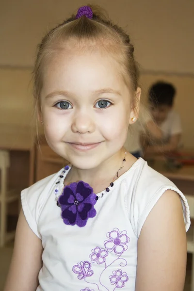 Schüchternes kleines Mädchen im Kindergarten. — Stockfoto