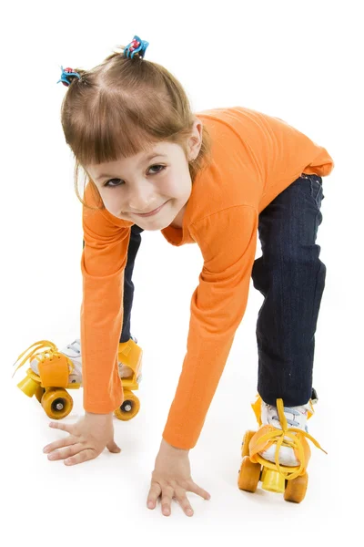 Het kleine meisje op rolschaatsen — Stockfoto
