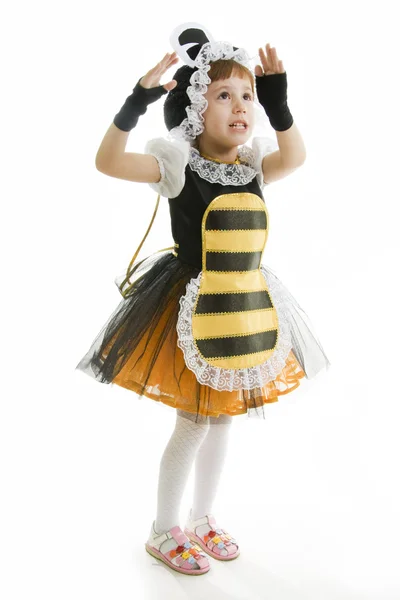 Niña pequeña está vestida con traje de abeja — Foto de Stock