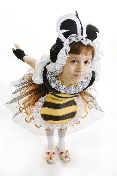 작은 소녀는 꿀벌 복장에서 옷을 입고 — 스톡 사진