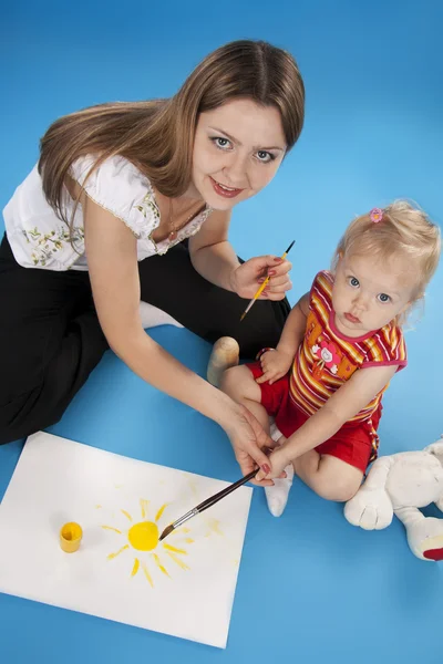 Милая маленькая девочка и мама рисуют — стоковое фото