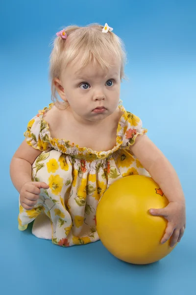 Malá holka a žluté koule. — Stock fotografie