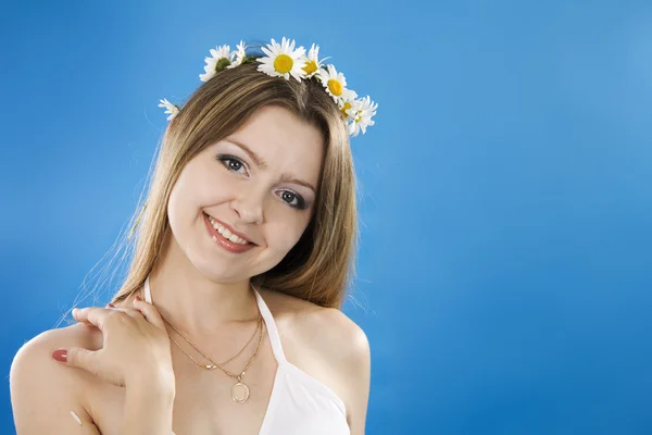 Schöne Frau lächelt auf blauem Hintergrund — Stockfoto