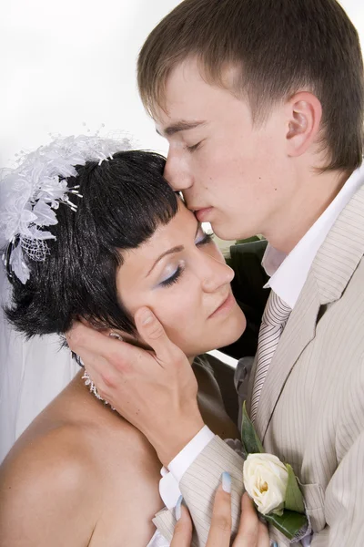 Люблячий наречений і красива наречена щасливі разом . — стокове фото