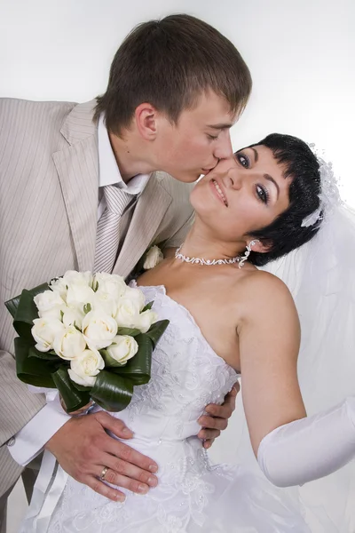 Amare sposo e bella sposa sono felici insieme . — Foto Stock