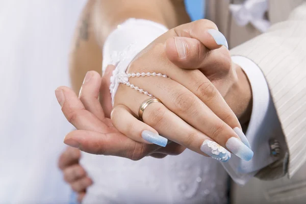 Χέρια γαμπρού και νύφης. — Φωτογραφία Αρχείου