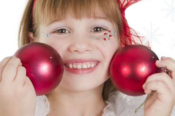 소녀는 크리스마스 빨간 공 놀이 — 스톡 사진