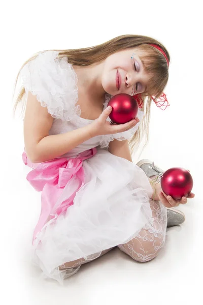 少女赤いクリスマス ボールで遊ぶ — ストック写真