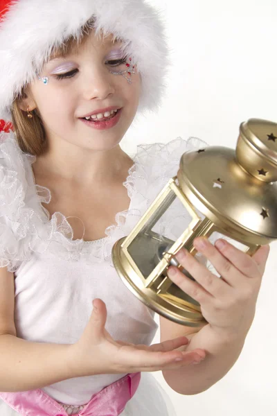 Menina segura uma lanterna de Natal — Fotografia de Stock