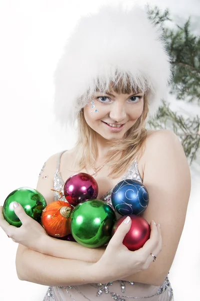 Дівчина грає з різдвяним барвистим м'ячем — стокове фото