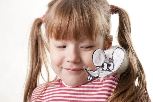 Criança divertida e rato em uma máscara de um rato — Fotografia de Stock