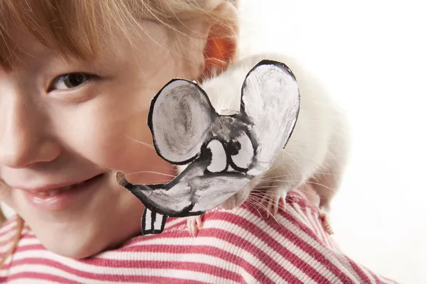 Leuke childl en rat in een masker van een rat — Stockfoto