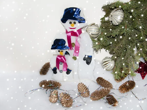 Рождественская елка и снеговики — стоковое фото