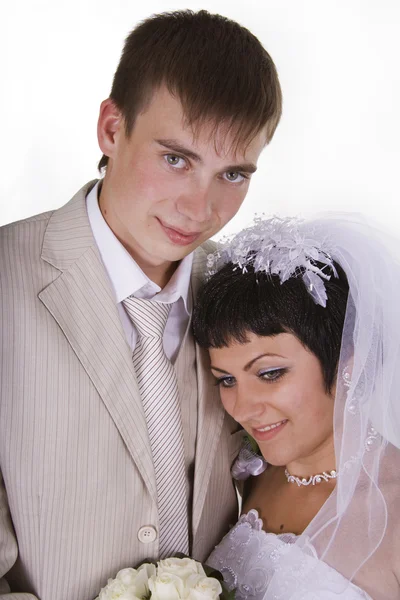 Kärleksfull brudgummen och vackra brud är glada tillsammans. Stockfoto
