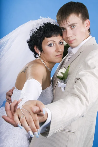 Kärleksfull brudgummen och vackra brud är glada tillsammans. Royaltyfria Stockfoton