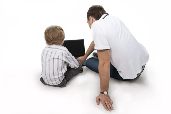 Vader en zoon met de computer. — Stockfoto