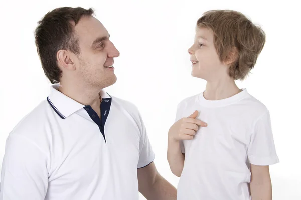 Vader en zoon praten vrolijk. — Stockfoto