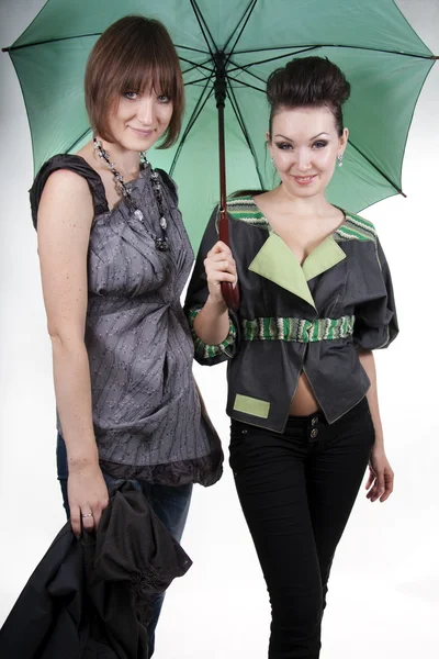 Due ragazze diverse mostrano vestiti alla moda — Foto Stock
