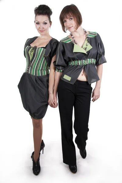 Due ragazze diverse mostrano vestiti alla moda — Foto Stock