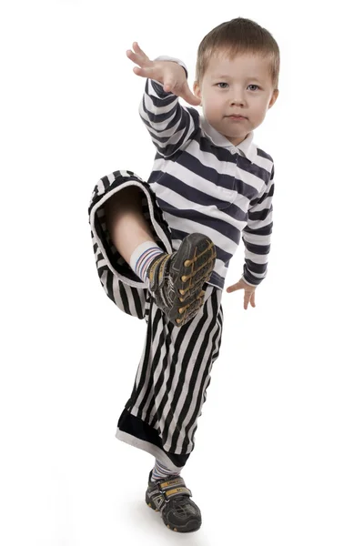 Маленький мальчик жестикулирует руками и ногами — стоковое фото