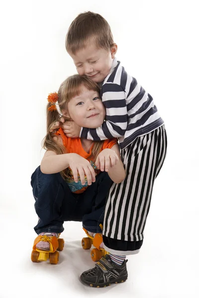 Glad både glad bror och syster på rullskridskor — Stockfoto