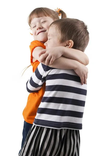 Der kleine Junge und das kleine Mädchen umarmen sich — Stockfoto