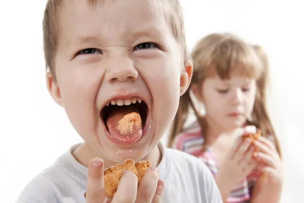 Children eat a cake. — Stock Photo, Image