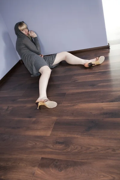Samotny seksowny kobiety na podłodze w pustym pokoju — Zdjęcie stockowe