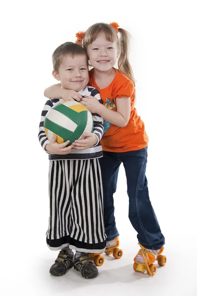 Gelukkig vrolijke broer en de zus op rolschaatsen — Stockfoto