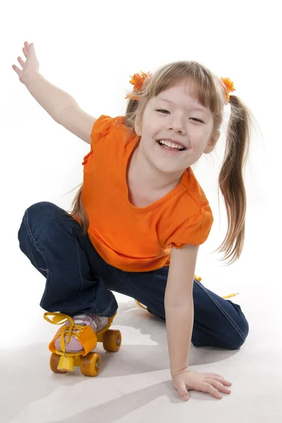 Den lilla flickan på rullskridskor — Stockfoto