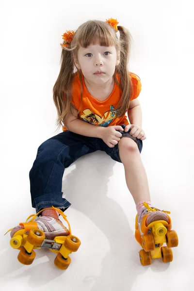 La petite fille sur patins à roulettes — Photo