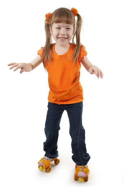 Het kleine meisje op rolschaatsen — Stockfoto