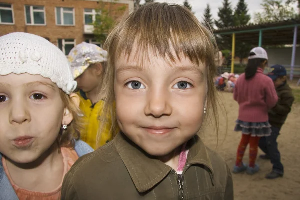 Los niños alegres en el jardín de infancia el verano . —  Fotos de Stock