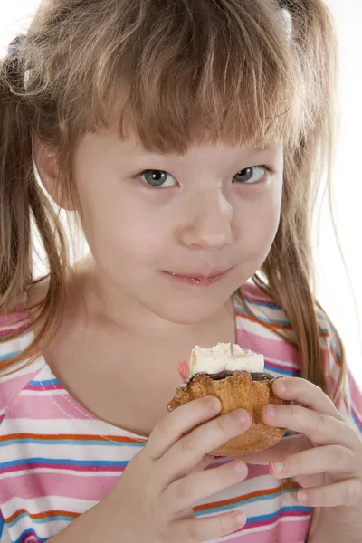 Pequeña niña está comiendo pastel —  Fotos de Stock