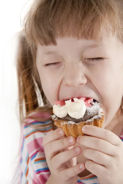 Pequeña niña está comiendo pastel — Foto de Stock