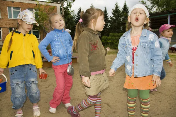 Веселые дети в детском саду летом . — стоковое фото