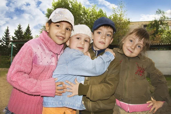 Vrolijke kinderen in een kleuterschool zomer. — Stockfoto