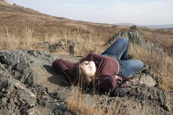 Dziewczyna ma odpoczynku na skale w jesieni. — Zdjęcie stockowe